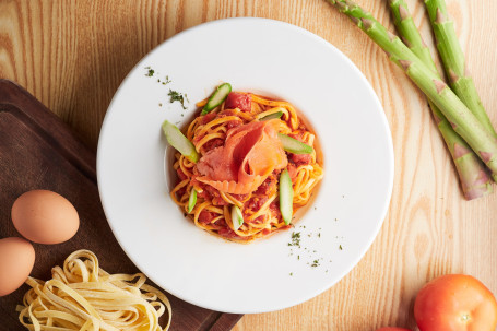 Yān Sān Wén Yú, Lù Sǔn Xiāng Cǎo Fān Jiā Jiàng Biǎn Yì Fěn Linguine With Smoke Salmon, Asparagus In Herbs Tomato Sauce