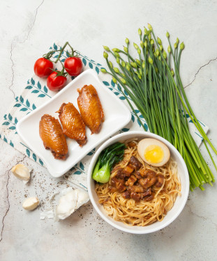 Lǔ Jī Yì Ròu Zào Gān Bàn Miàn Braised Pork Mince Dry Noodles With Marinated Chicken Wings (3Pcs)