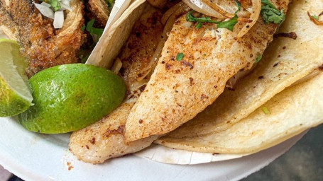 Tacos De Pescado A La Plancha Con Cebolla Frita