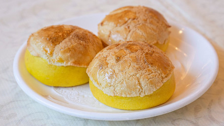 B12. Baked Pineapple Custard Bun Jú Sū Pí Nǎi Huáng Bāo