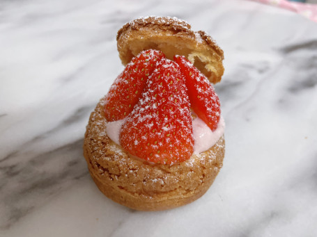 Shì Duō Pí Lí Yàn Mài Rǔ Lào Pào Fú Strawberry Granola Yogurt Choux