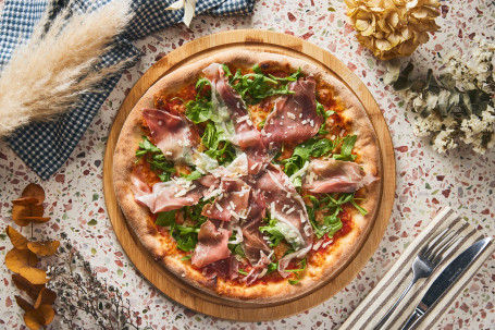 Yì Dà Lì Fēng Gān Huǒ Tuǐ Huǒ Jiàn Cài Báo Bǐng｜Crudo Pizza