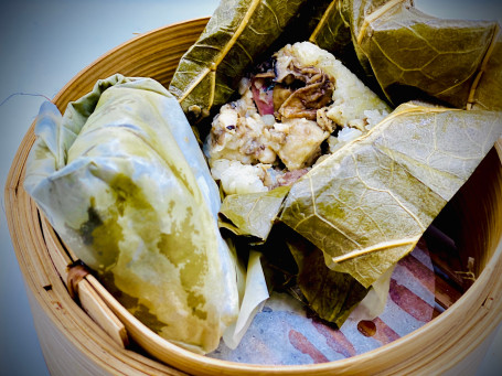 026 Glutinous Rice With Chicken And Pork Sausage Wrapped In Lotus Leaf Mí Nǐ Zhēn Zhū Jī